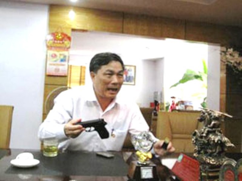 Thanh[-]Hóa:[-]Ai[-]cấp[-]súng,[-]cho[-]phép[-]công[-]ty[-]của[-]“bầu[-]Đệ”[-]sử[-]dụng[-]xe[-]biển[-]xanh[-]để[-]hoạt[-]động?